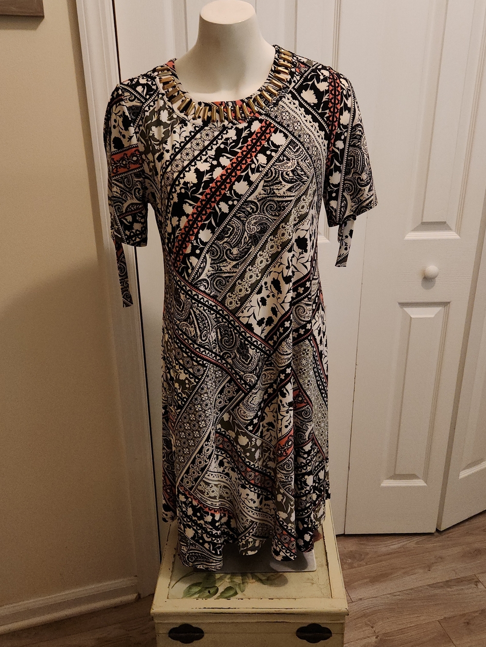 Dressbarn Roz & Ali Black, White & Coral Patterned Short-Sleeve Midi Dress